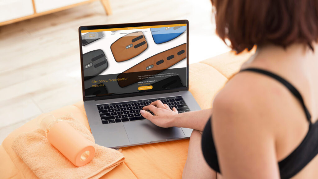 Mise en situation du site de Slim Sonic avec une femme sur utilisant un ordinateur portable