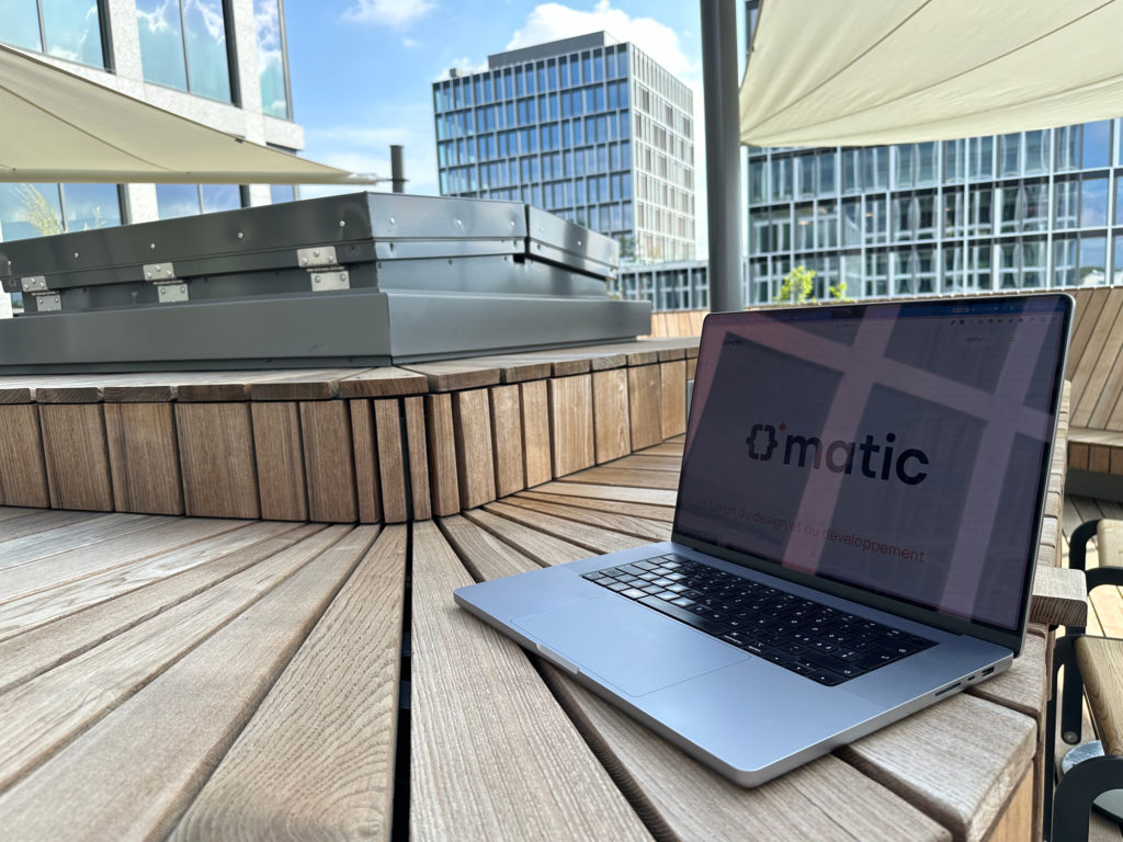 Photo du site o-matic.ch sur la terrasse du coworking Westhive à Genève