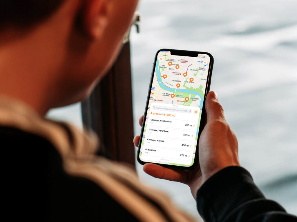 Mise en situation réelle de l'application Transpo'matic dans la main d'un homme
